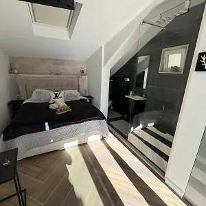 Luxury Martinis With Pool Apartment