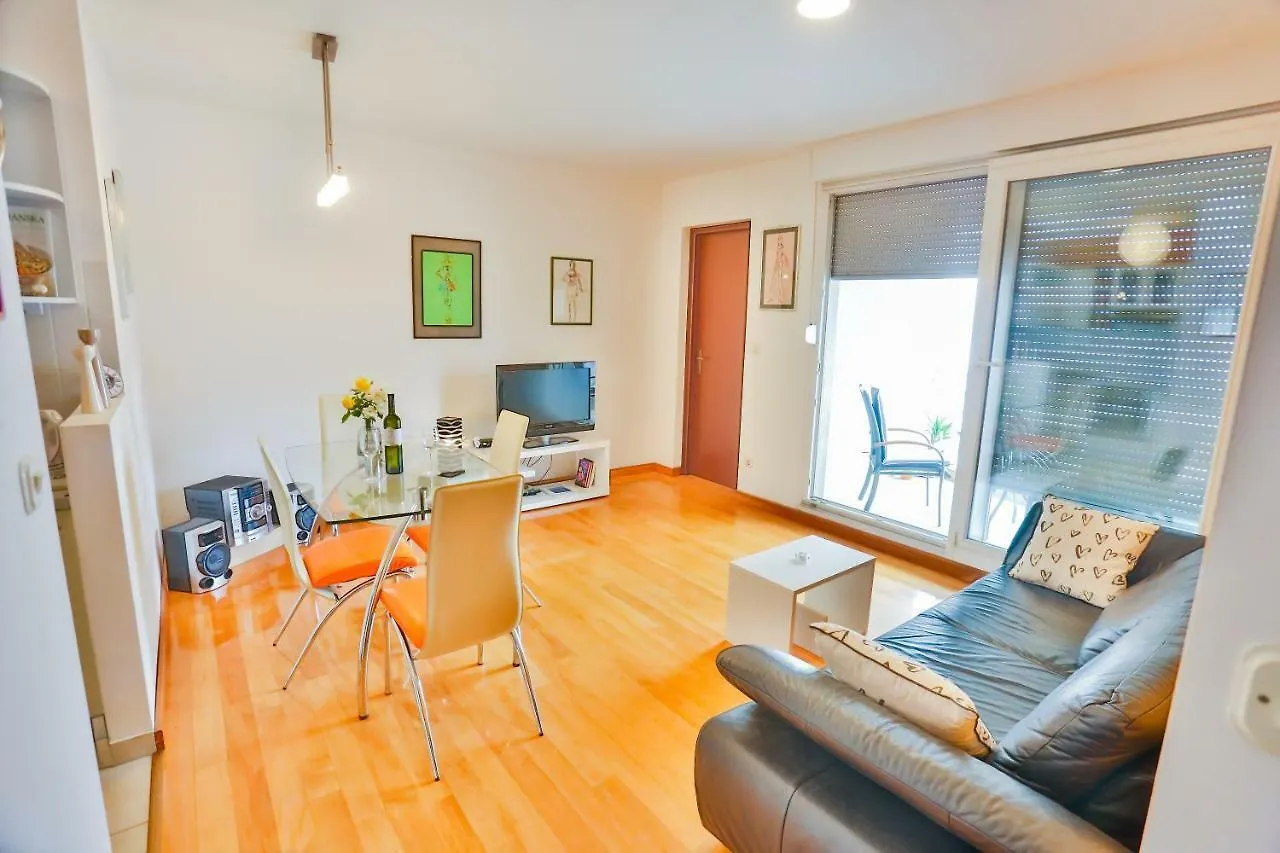 Ibis Apartment Split 0*,